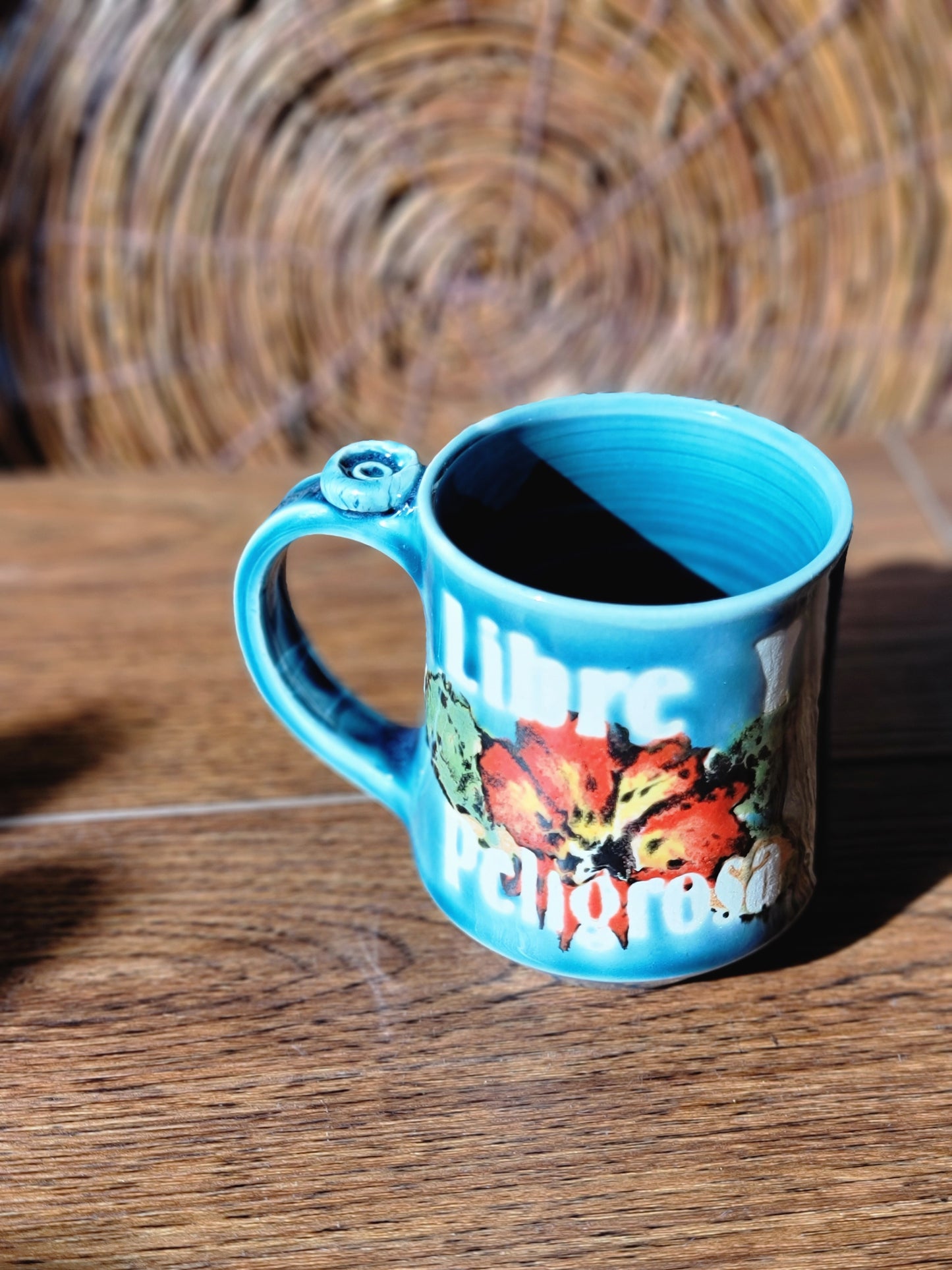 Libre Y Peligrosa Porcelain Mug